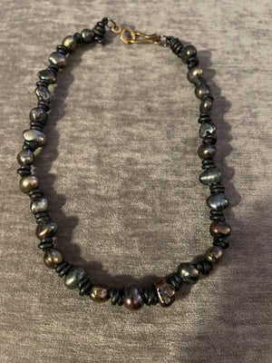 Leather Knotted Pearls (LKP) - Grey Peacock/Gunmetal, short